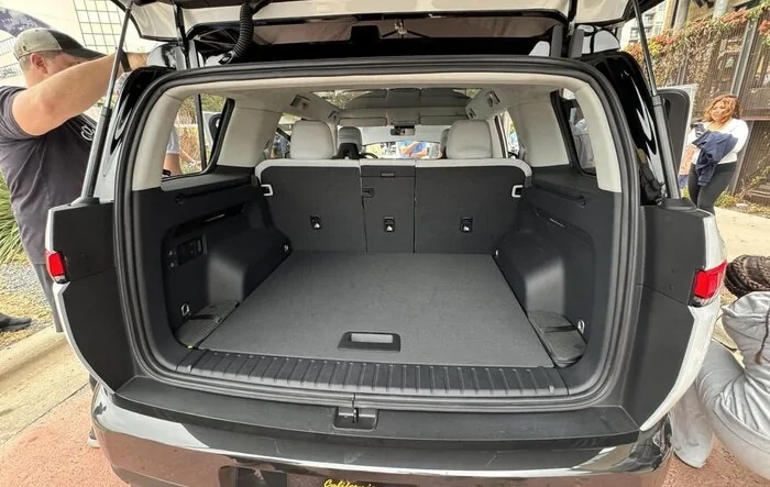 R2 Dimensions: Cargo Space & Back Seat Width / Space (Measurements)