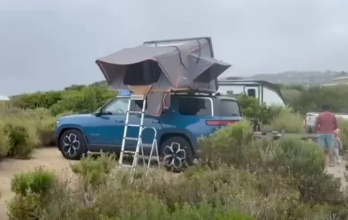 Roofnest Condor XL RTT camping on R1S with 5 people