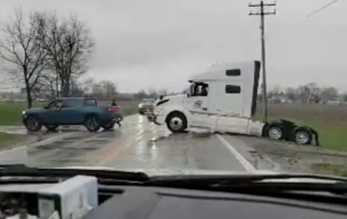 Strong like bull! R1T tows / saves stuck semi