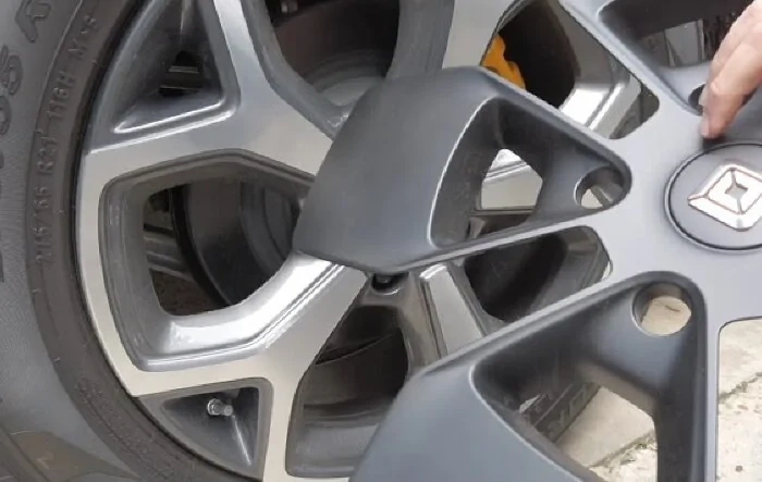 Removing 21" wheel aero covers + 3d printed hub cap = clean, easy