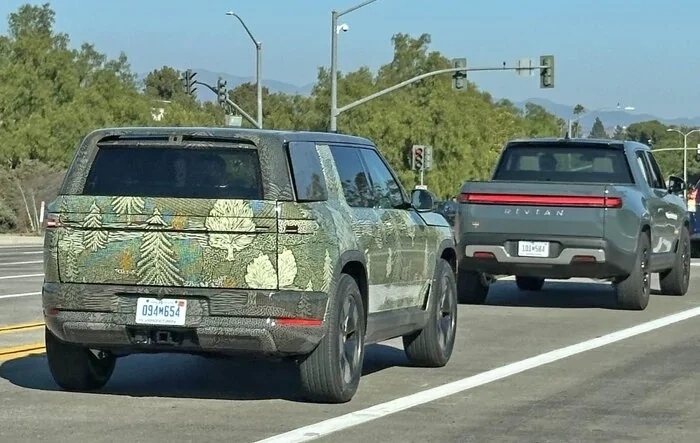 R2 spotted with rear quarter window pop-out / vented + aero wheels