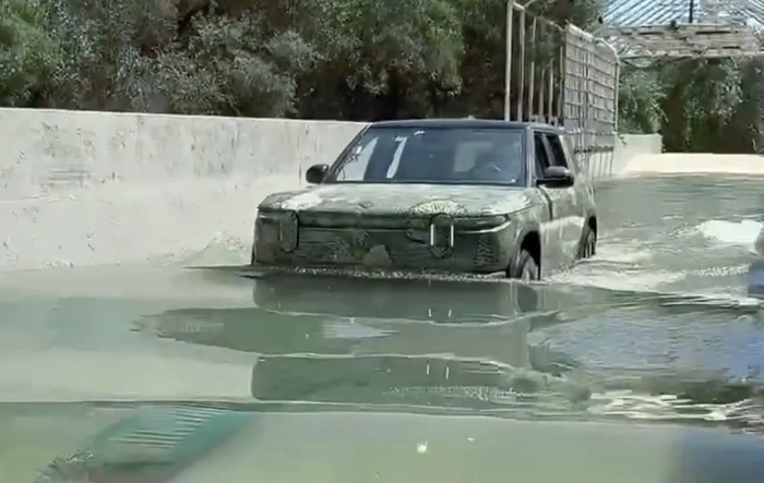 R2 water fording crossing test (video)