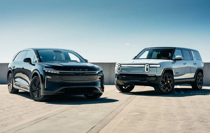 Rivian Tri Motor R1S vs. Lucid Gravity Comparison Review by Edmunds