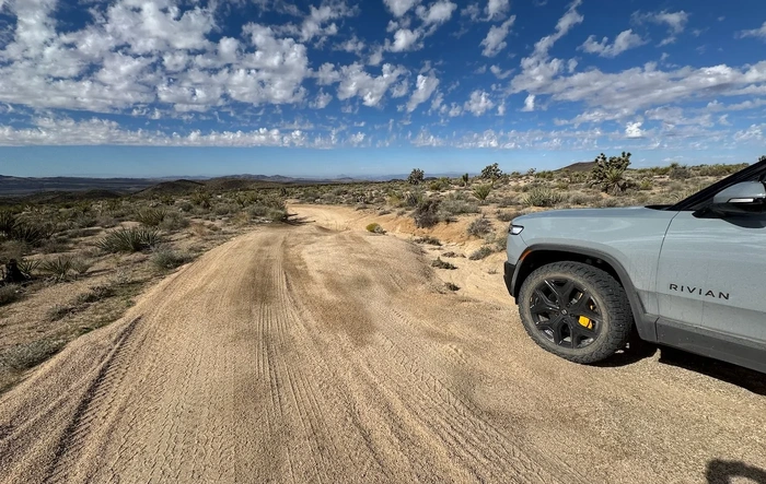 Mojave Road Trip Report in a Gen 2 R1S Trimotor with 22" Wheels