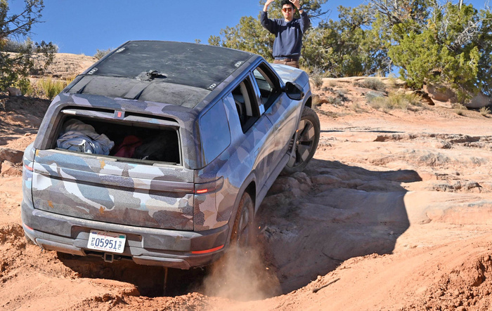Latest R2 pics off roading on Moab trails