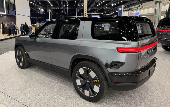 R2 at LA Auto Show 2025 (photos & videos)