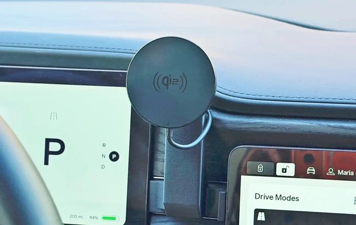 Dashboard Phone Charger - MagSafe compatible (TWRAPS)