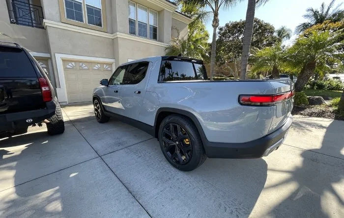 Delivery! Limestone & 22” dark wheels
