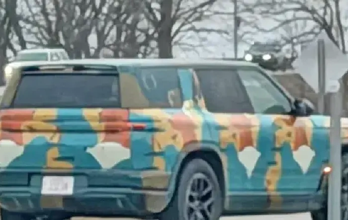 New wheels & camo spotted on R2 prototype