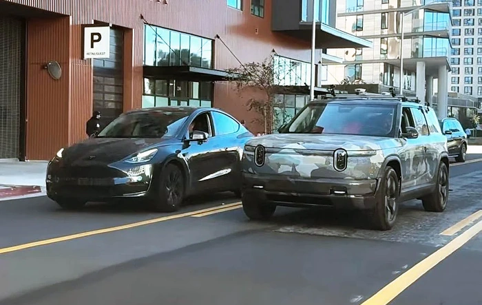 R2 vs Model Y size & shape comparison (spotted photo)