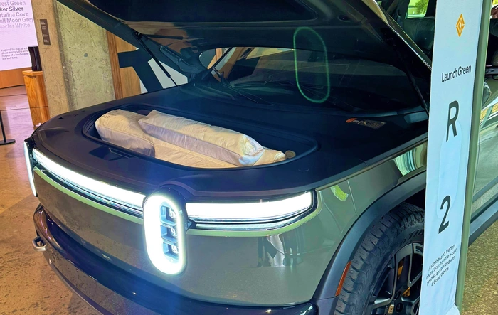R2 frunk can fit a Golf Bag