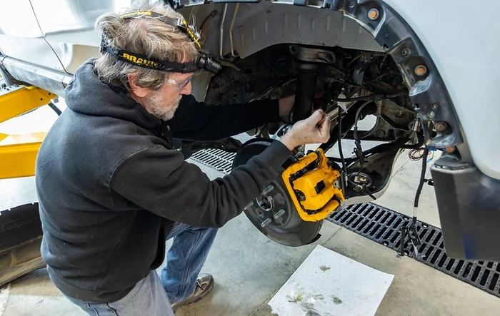 College Students Rebuilding R1S Rear Suspension