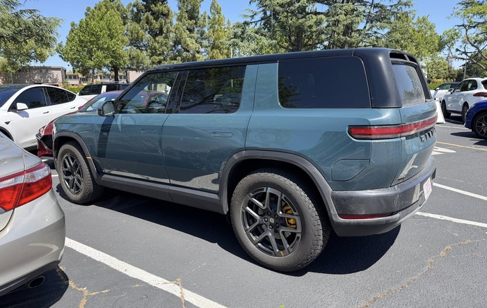 Catalina Cove R2 Launch Edition on road (video) and non-Launch Edition in Rivian parking lot (pics)