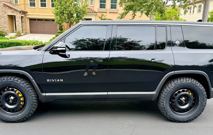 1EV R1600 Steel Wheels and BFG KO3 Tires on R1S