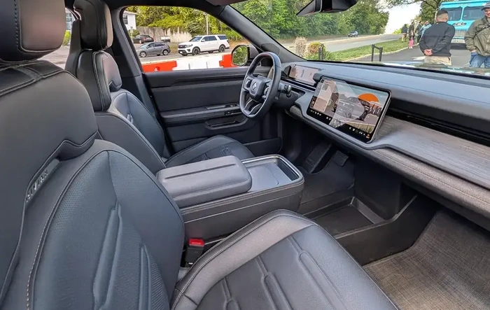 R2 Standard Interior loses: ventilated seats, rear heated seats, torch flashlight