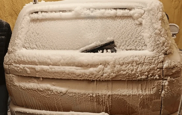 Frozen R2 shows rear wiper in "Up" position for ice / snow conditions (built-in heater at work)