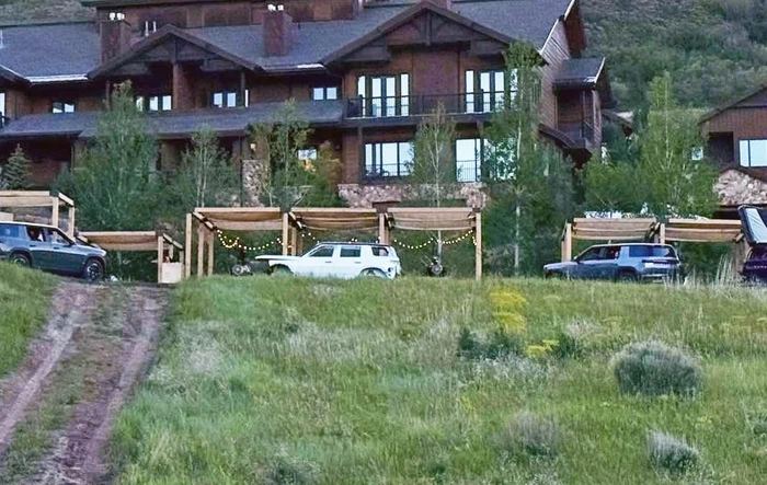 Treehouse RTT Rooftop Tent spotted on R2
