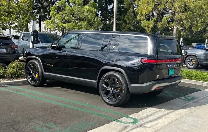 Midnight Black R1S + Black Wheels looks soooo good! ?