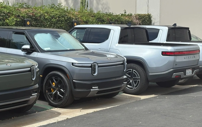 Esker Silver R2 vs. LA Silver R1T (side by side photo)