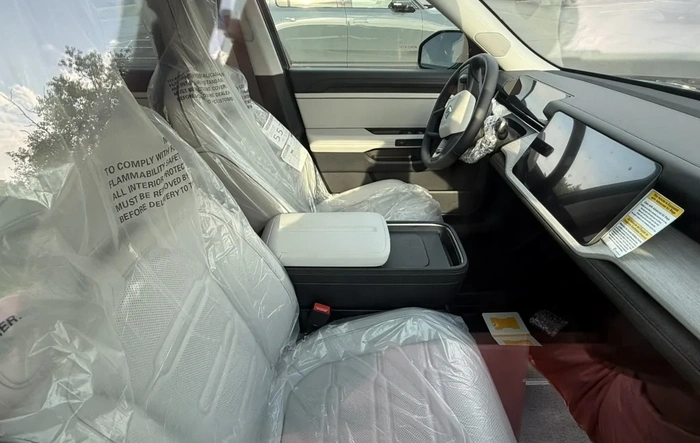 My R2 Coastal Interior real, live, in the flesh! (in Midnight R2)