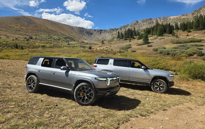 4-wheeling my R2 along with R1s -- off-road on Webster pass, CO