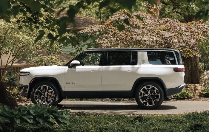 Sizing Up the R1S : Official Rivian Feature. Explore our uncompromising sport utility vehicle from every angle.
