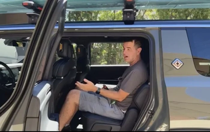 R1S rear seat legroom vs. R1T comparison