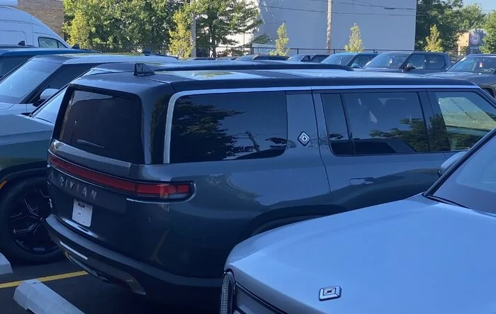 Four R1S spotted at Chicago Service Center
