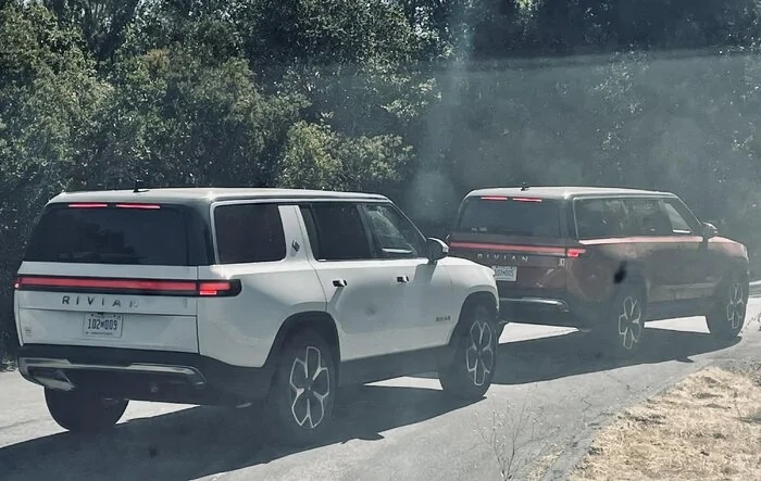 Spotted a pair of R1S in the wild - Glacier White & Red Canyon