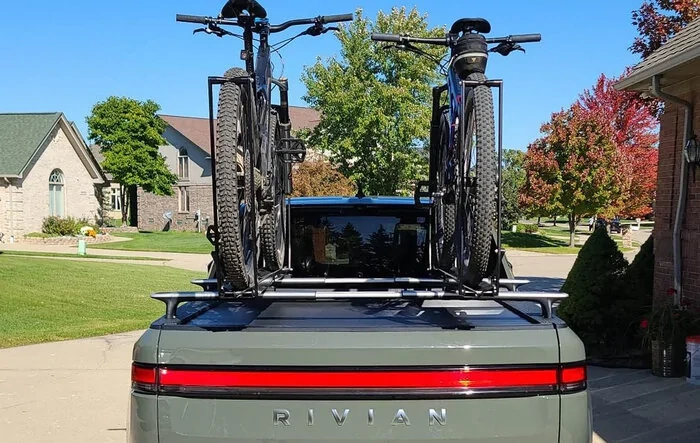 1UP USA Equip-D trays mounted on R1T bed crossbars