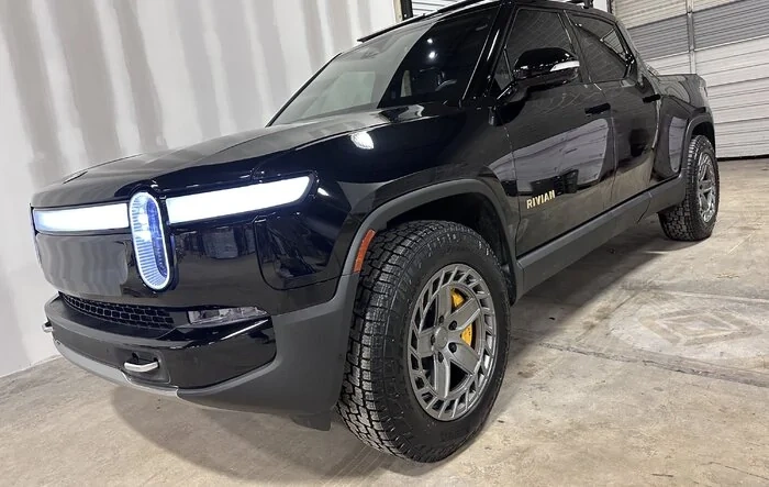 This Black R1T with Anthracite Gray R500 wheels looks ?