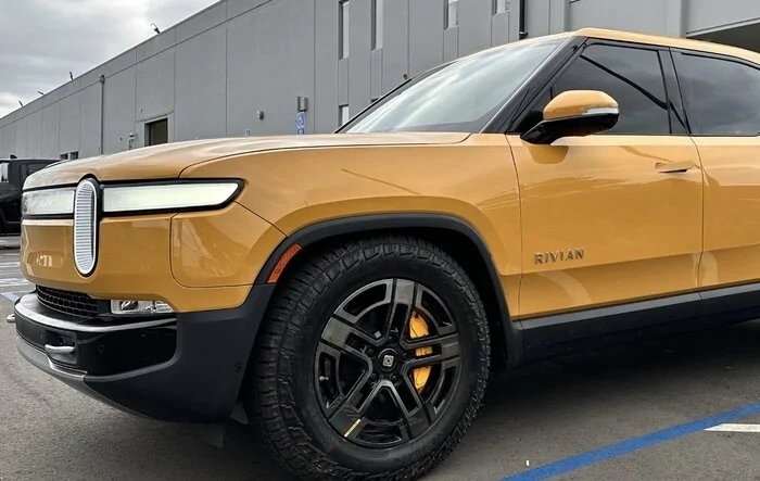 New shoes! My 20" All-Terrain Dark wheels on Compass Yellow R1T