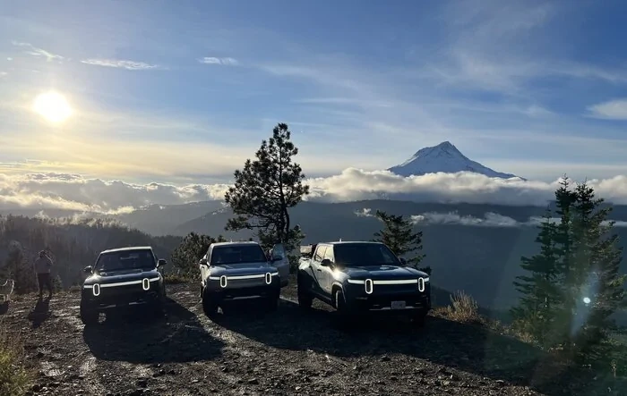Rivian group drive over Bennet pass and Gunsight Ridge on Mt. Hood