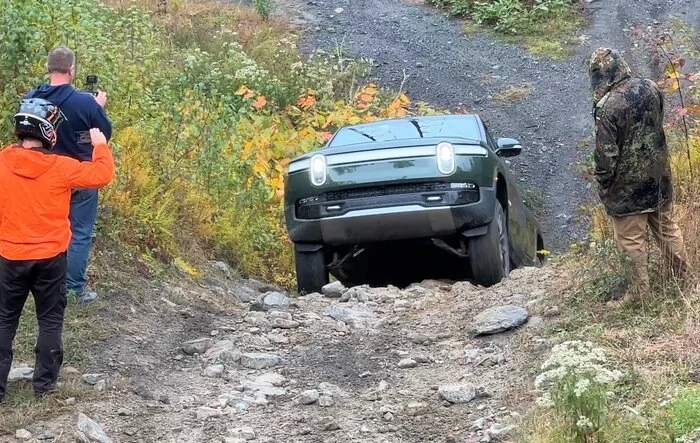 No Drama Rock Crawling in R1T w/ 20″ AT, 30PSI, Rock Crawl Mode, Highest Suspension, Hold Enabled